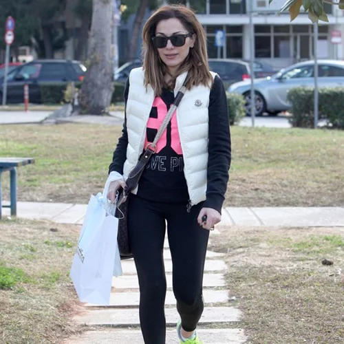 Δέσποινα Βανδή - Γωγώ Μαστροκώστα: Βόλτα στη Γλυφάδα