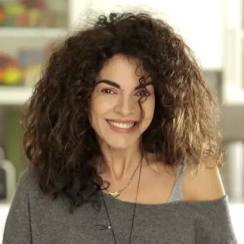 Η Μαρία Σολωμού κόβει τα μαλλιά της on camera! (βίντεο)