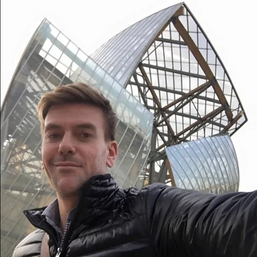 Ο Σπύρος Σούλης μάγεψε με τα μαρμάρινα έπιπλά του το Παρίσι