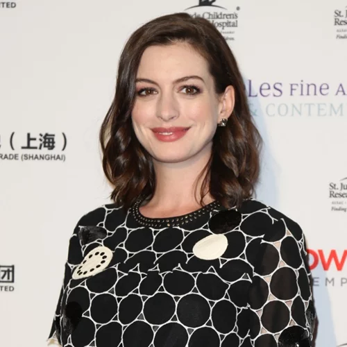 Μάλλον φταίνε οι ορμόνες! Η εγκυμονούσα Anna Hathaway έγινε ξανθιά