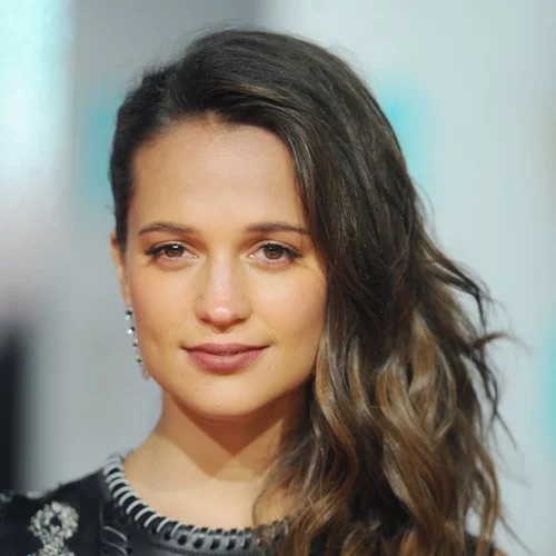 Alicia Vikander | Με ιδιαίτερο πανωφόρι και statement τσάντα Louis Vuitton στο show του οίκου