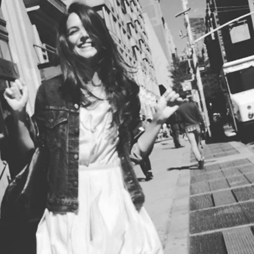 Η Katie Holmes αναπαριστά... την Beyonce και μας κάνει να κλαίμε από τα γέλια