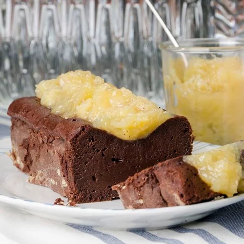 Κέικ με μαρμελάδα μπανάνα με υγρή υφή και σοκολατένια γεύση