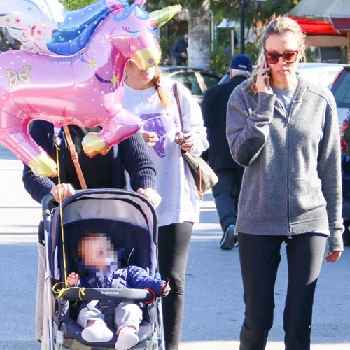 Βίκυ Καγιά: Βόλτα με την κόρη και τη μαμά της!