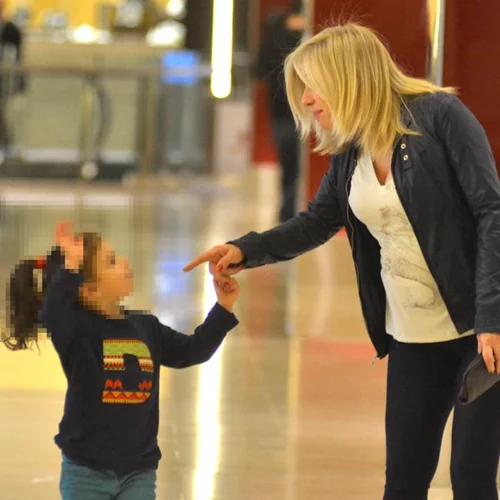 Κατερίνα Καραβάτου: Βόλτα στα μαγαζιά με τη μητέρα και την κόρη της