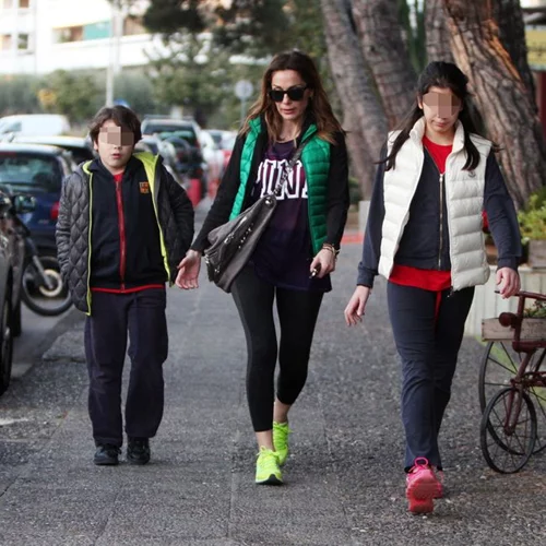 Δέσποινα Βανδή: Βόλτα με τα παιδιά της στη Γλυφάδα