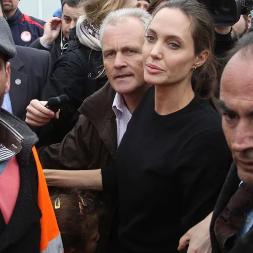 Όλες οι φωτογραφίες από την επίσκεψη της Angelina Jolie στον Πειραιά