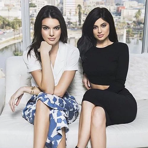 Kendall & Kylie Jenner: Με περούκες και φτερά σε αρχαιοελληνικό πνεύμα!
