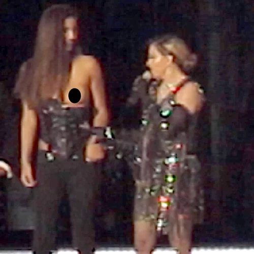 Madonna: Τράβηξε τη μπλούζα Ελληνίδας θαυμάστριας και αποκάλυψε το στήθος της