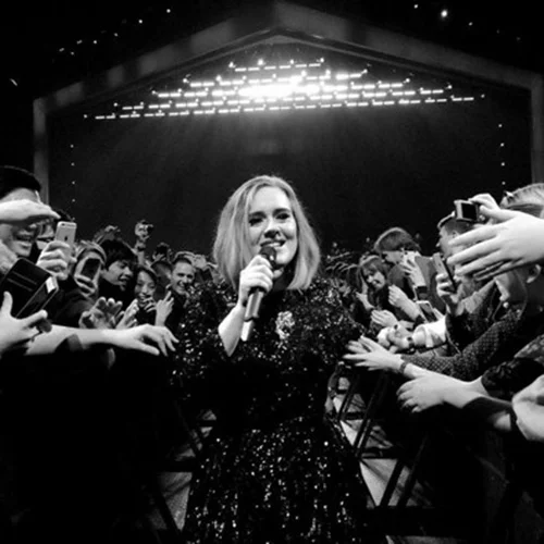 Adele: Δεν μπόρεσε να κρύψει τα δάκρυά της on stage για τον γιο της!