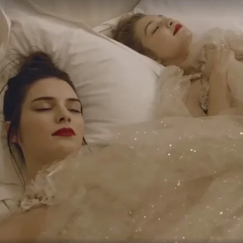 Kendall Jenner - Gigi Hadid: Έτσι είναι ένα Chanel pijama party μαζί τους! (βίντεο)