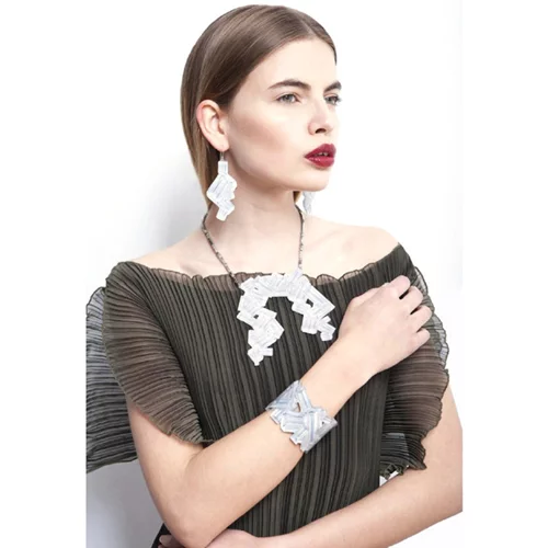 Η συλλογή φορεμάτων και κοσμημάτων που θα θέλουμε να φοράμε κάθε καλοκαίρι