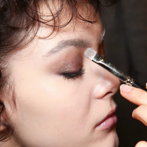 Giorgio Armani FW 2016-17: Αυτό το video από τα beauty παρασκήνια του show πρέπει να το δεις!