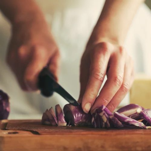 Πώς να καθαρίσεις ένα κρεμμύδι χωρίς να κλάψεις