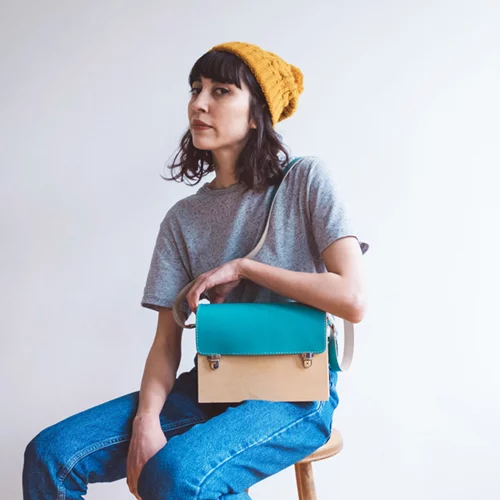 Grav Grav: Γνώρισε την ταλαντούχα σχεδιάστρια πίσω από τις ξύλινες τσάντες