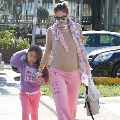 Η Δέσποινα Καμπούρη ποζάρει στον 8ο μήνα της εγκυμοσύνης της μαζί με τη μαμά της