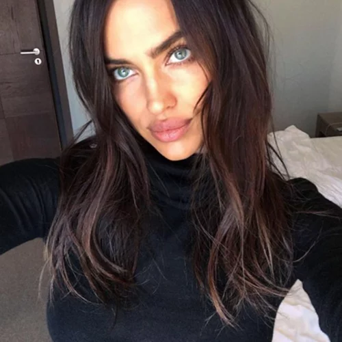 Irina Shayk: Ποζάρει από το κρεβάτι της φορώντας μόνο τις... μπότες της!