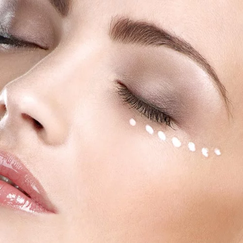 Ποια είναι η σωστή ώρα για να εφαρμόσεις την κρέμα ματιών σου;