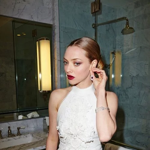 Amanda Seyfried | Αποκαλύπτει πώς έχει δεχτεί bullying ως παιδί!