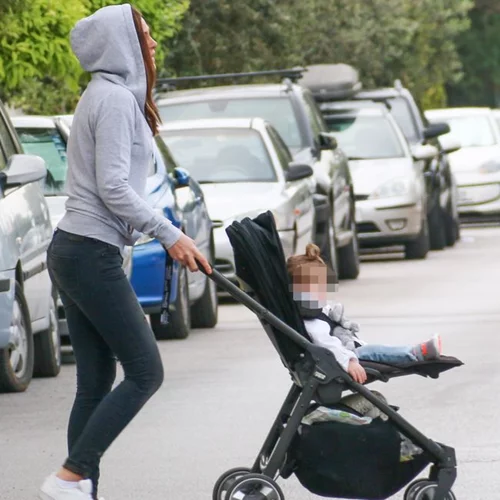 Αντώνης Ρέμος - Υβόννη Μπόσνιακ: Βόλτα με την κόρη τους στην Γλυφάδα