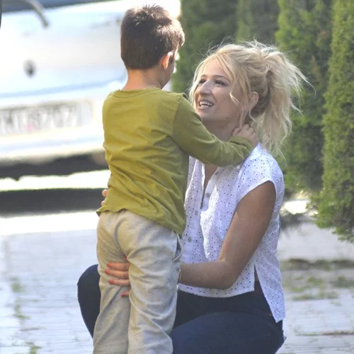 Φαίη Σκορδά: Συνοδεύοντας τον γιο της στο σχολικό