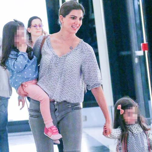 Σταματίνα Τσιμτσιλή: Με τις κόρες της για ψώνια