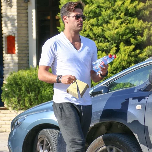 Κώστας Μαρτάκης: Βόλτα στη Γλυφάδα