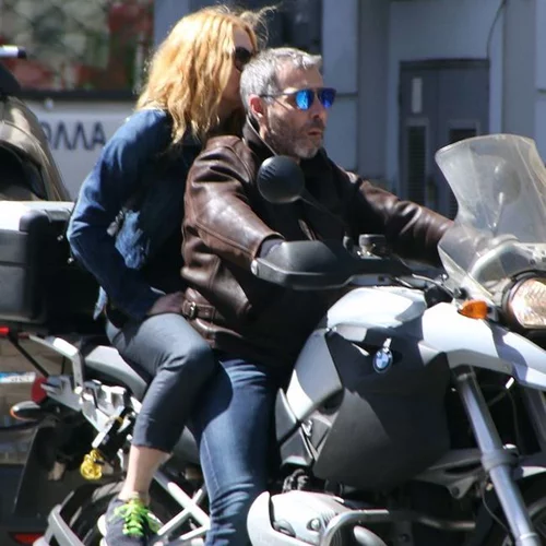 Σμαράγδα Καρύδη – Θοδωρής Αθερίδης: Χαλαρή βόλτα στην Πλάκα