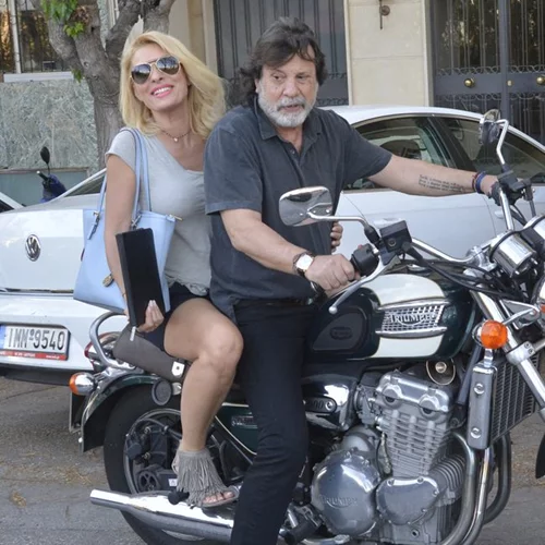 Η Ελένη Μενεγάκη πάνω σε μηχανή