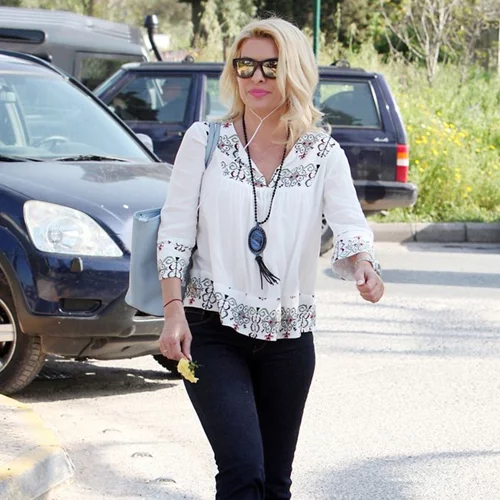 Ελένη Μενεγάκη: Στο σχολείο των παιδιών της για να πάρει τους ελέγχους τους