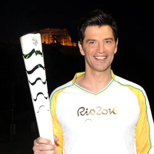 Σάκης Ρουβάς: Σε ρόλο λαμπαδηδρόμου