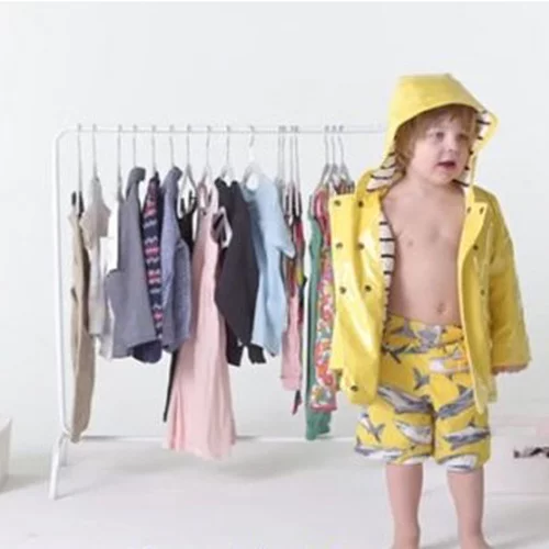 Μικρά παιδάκια προσπαθούν να ντυθούν μόνα τους για πρώτη φορά και μας κάνουν να τα λατρέψουμε