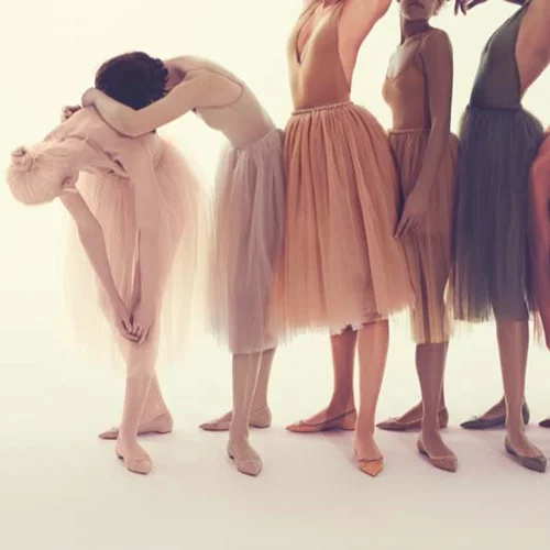 Christian Louboutin: Επιτέλους σχεδιάζει nude μπαλαρίνες για όλους!