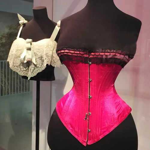 Η νέα έκθεση του μουσείου V&A είναι ένας ύμνος στα εσώρουχα! (φωτογραφίες)