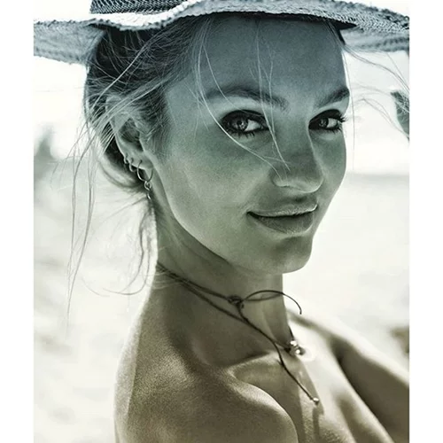 Candice Swanepoel: Δείχνει περήφανη τη φουσκωμένη της κοιλίτσα με φόντο την πανσέληνο