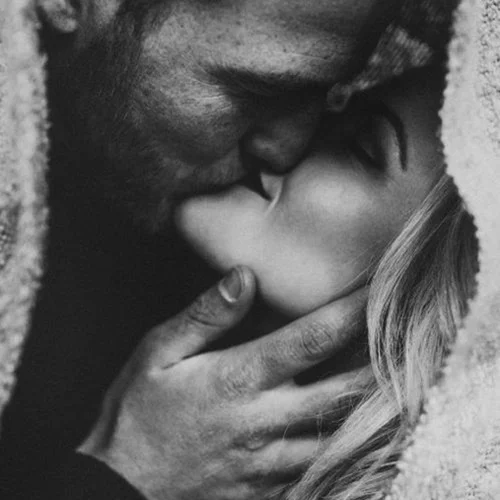 Εσύ ξέρεις γιατί κλείνεις τα μάτια σου κατά τη διάρκεια ενός φιλιού;