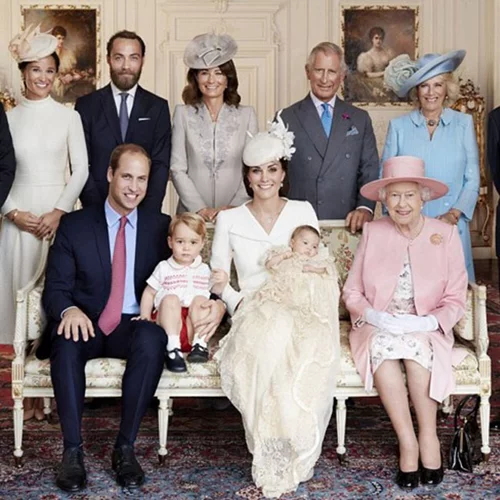 H βασίλισσα Ελισάβετ ποζάρει για τα 90α γενέθλιά της με όλα της τα δισέγγονα