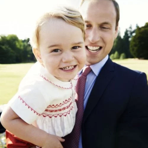 Ο πρίγκιπας George ποζάρει για πρώτη φορά στη σειρά των βασιλικών γραμματοσήμων