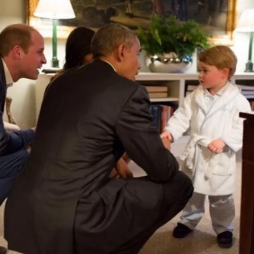 Ο πρίγκιπας George γνωρίζει τον πρόεδρο Obama φορώντας τη ρόμπα του