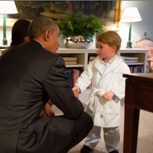 Φρενίτιδα προκλήθηκε για τη ρόμπα που φόρεσε ο πρίγκιπας George