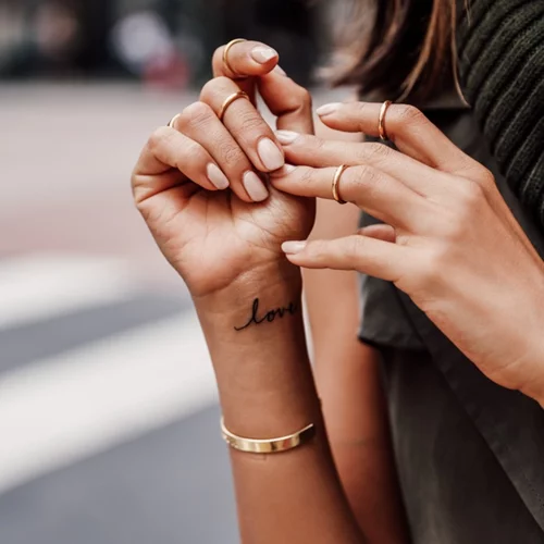 6 μυστικά για πιο όμορφα και μαλακά χέρια