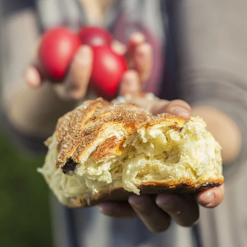 Συνταγή για εύκολο παραδοσιακό τσουρέκι με προζύμι από την Αργυρώ Μπαρμπαρίγου