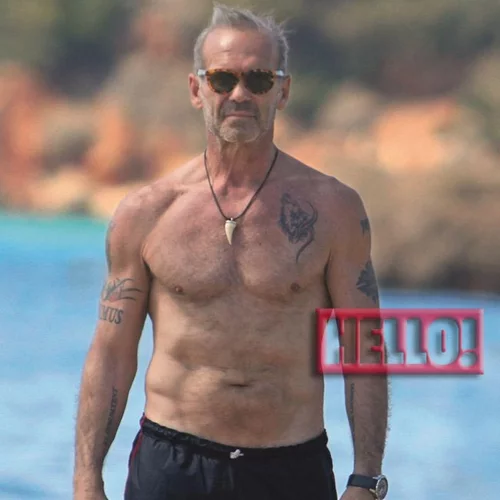 Πέτρος Κωστόπουλος: Το πρώτο μπάνιο στη θάλασσα με τον γιο του, Μάξιμο