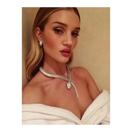 Rosie Huntington-Whiteley: Αποκαλύπτει τα beauty μυστικά της σε ένα βίντεο ενός μόνο λεπτού (βίντεο)
