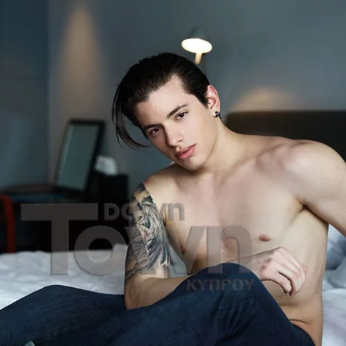 Βαγγέλης Κακουριώτης: Γιατί τα κορίτσια τρελαίνονται μ’ αυτό το αγόρι;