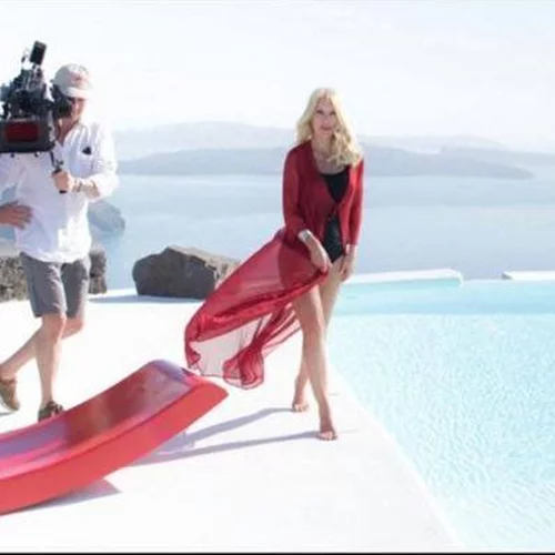 Ελένη Μενεγάκη: Tι είναι το καφτάνι που φοράει στη Σαντορίνη;