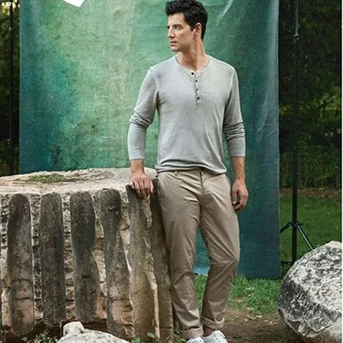 Σάκης Ρουβάς: Βackstage βίντεο από τη φωτογράφιση στον Εθνικό Κήπο