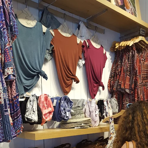 American Eagle Outfitters: Η Miss Bloom στο κατάστημα μαζί με τις νικήτριες του διαγωνισμού και τις φίλες τους!