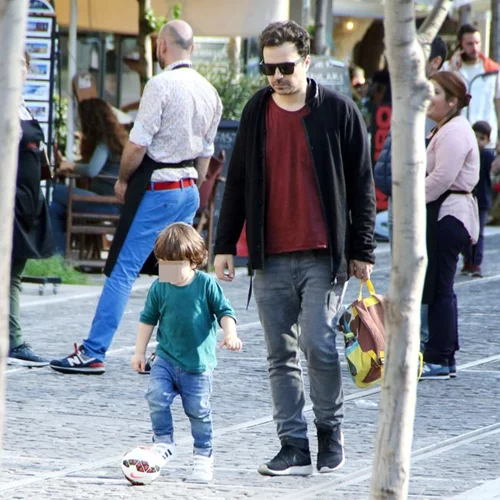 Κατερίνα Παπουτσάκη - Παναγιώτης Πιλαφάς: Βόλτες με τον γιο τους στην Πλάκα