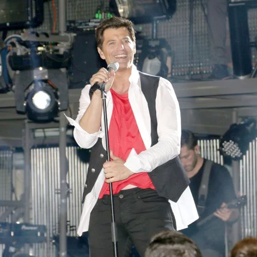 Ποιοι διάσημοι βρέθηκαν στην πρεμιέρα του Σάκη Ρουβά στο Estate Seaside